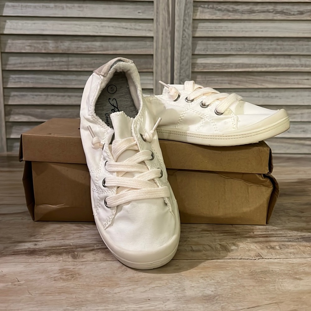 NIB Womens Slip on Canvas Sneakers White 5